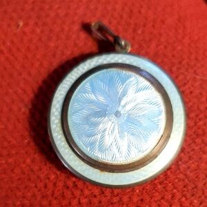 Elegant Blue and Silver Compact With Puff⁰
